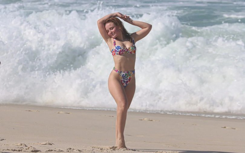 De biquíni Larissa Manoela esbanja boa forma em praia FOLHAMAX