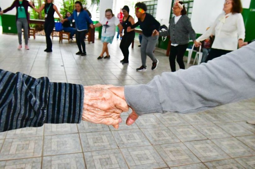 Idosa de 82 anos dá aulas de yoga de graça em centro de convivência em  Cuiabá e esbanja flexibilidade e saúde, Mato Grosso