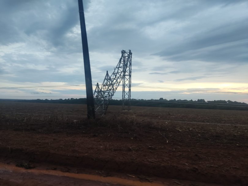 Postes caem durante temporal na BR 277, região do Trevo da Portal