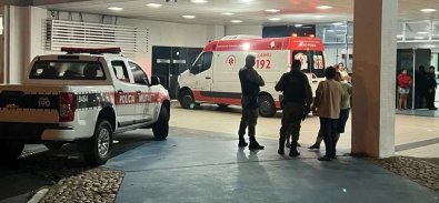 policiais enfrente ao hospital.JPG